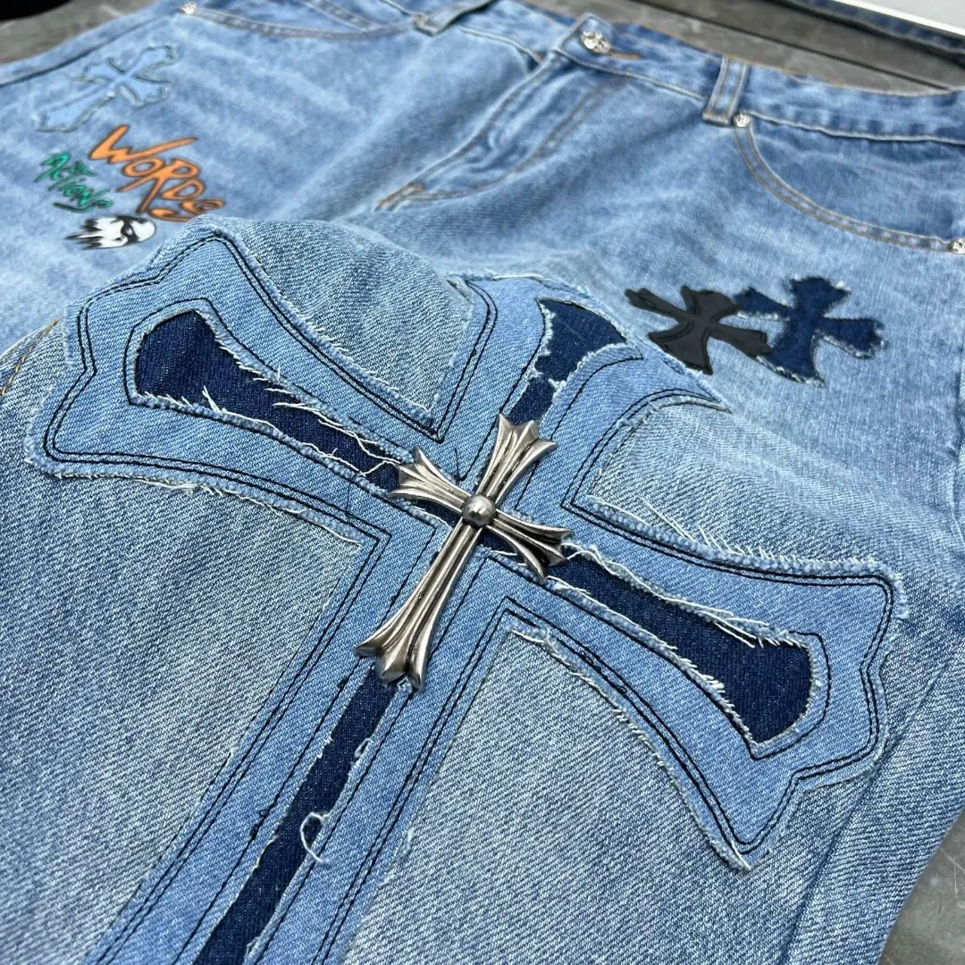 P296 Chrome Hearts🌸Jeans series🌸 🌈Classic version series🌈Cross leather mark silver washed style Exclusive custom weaving and dyeing 100% pure cotton high weight denim fabric High-tech washing! After the pants are finished, do heavy enzyme stone washing and rinsing! ✨Heavy leather embroidery➕Heavy hand sewing, washing and polishing✨Original hardware mold opening! Carrying various craft elements, it is suitable for all kinds of outfits and can be worn in all seasons. 🌈Recommended color: fixed-dyed denim blue🌈Code numbers: S, M, L, XL